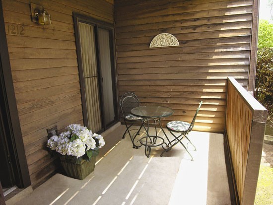 Hillside-Apartments-Shreveport-model-porch